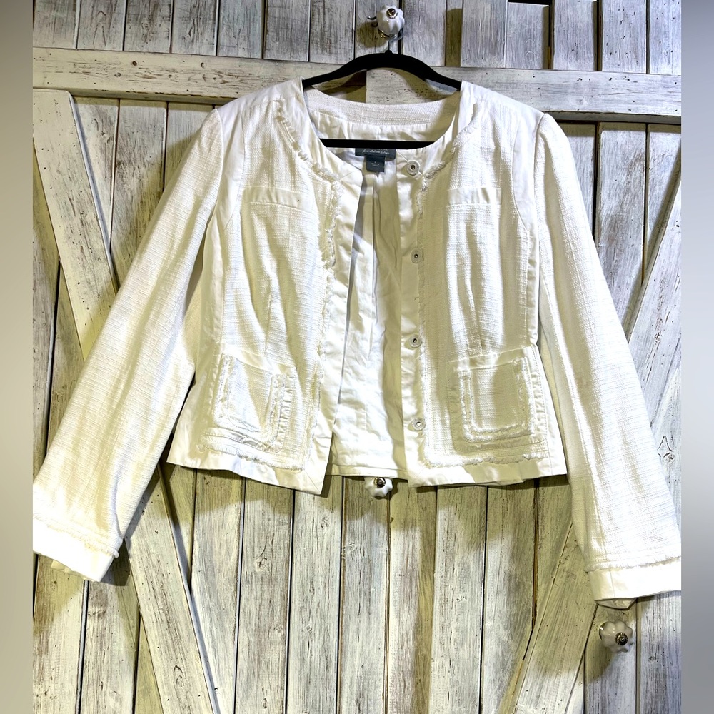 Flattering White Ann Taylor dressy jacket!! Lots of beautiful details🌹☀️☀️☀️🌹